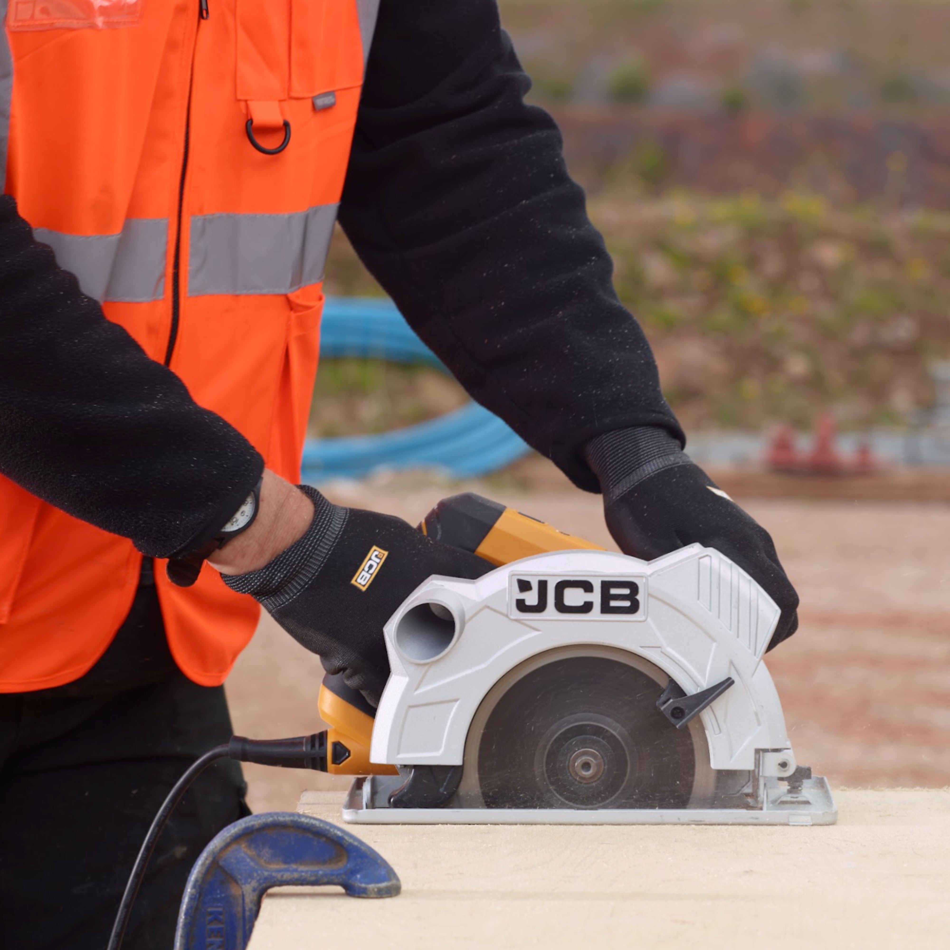 JCB Electric Circular Saw, 184mm Blade Max Cut 65mm, 90-45° Bevel,Corded, 1500W, 230V | 21-CS1500