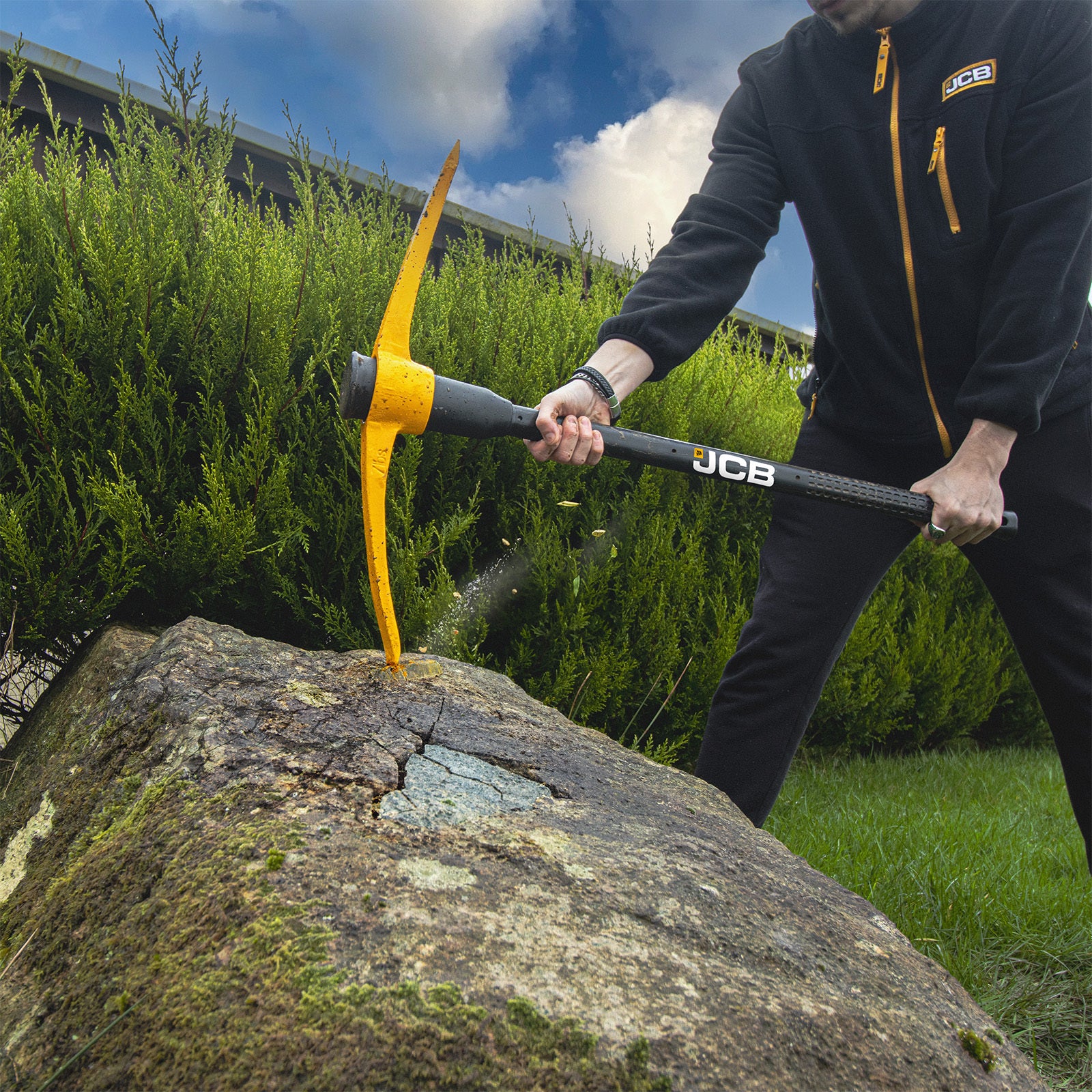 JCB 7lb Chisel and Point Pick Axe - Professional Construction Tools | JCBPA11