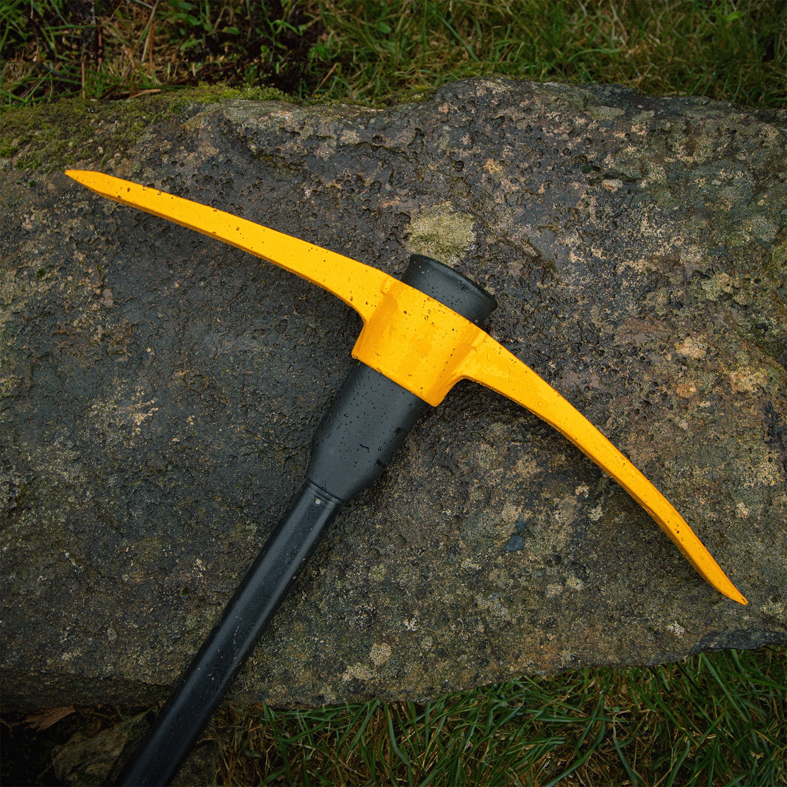 JCB 7lb Chisel and Point Pick Axe - Professional Construction Tools | JCBPA11