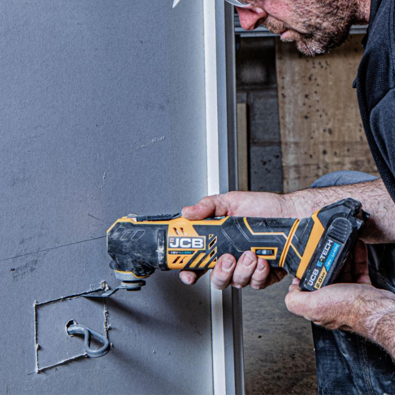 JCB 18V Cordless Multi Tool, 5.0Ah Li-Ion Battery and 2.4A Charger Kit with 66cm Retractable Trolley Handled Kit Bag