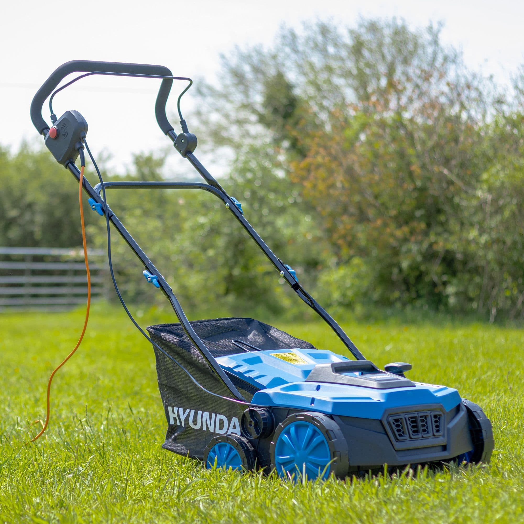 Hyundai 14 / 36cm 1600W Electric Lawn Scarifier & Aerator with 45L Collection Bag | HYSC1600E