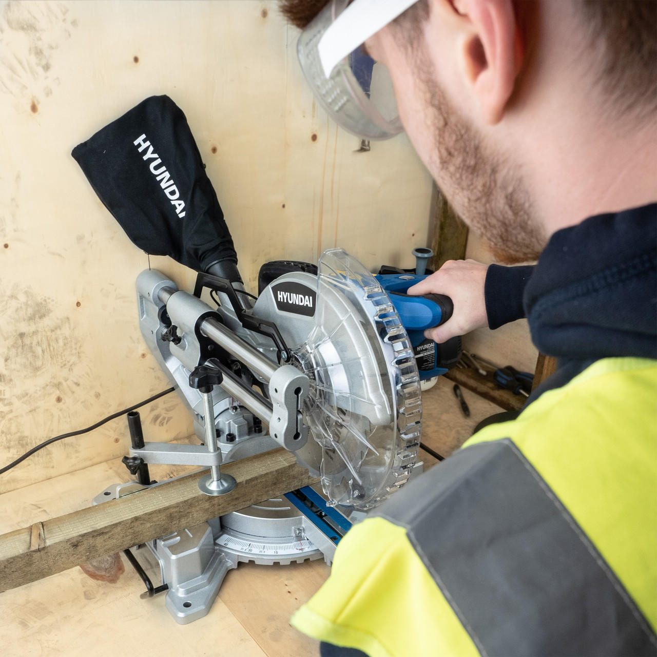 Hyundai 2000W Sliding Mitre Saw 255mm Blade & Vacuum Cleaner 1200W Bundle