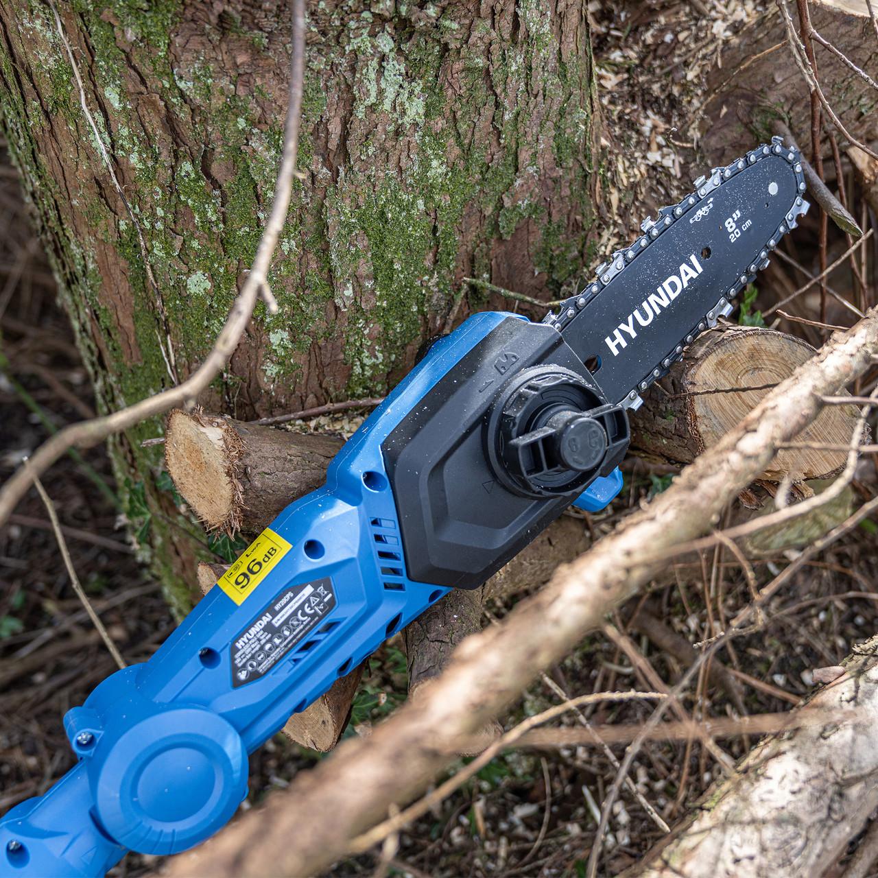 Hyundai 20V Cordless Pole Saw, 2Ah Battery and Charger, Lightweight and Telescopic Chainsaw | HY20CPS