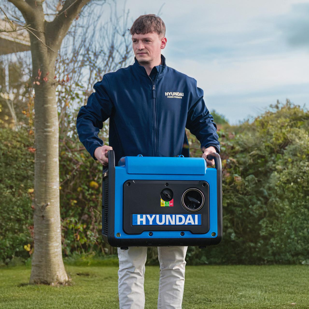 Hyundai 3200W / 3.2kW Petrol Inverter Generator, Pure Sine Wave Output, Lightweight, Quiet with Electric Start | HY3250SEi